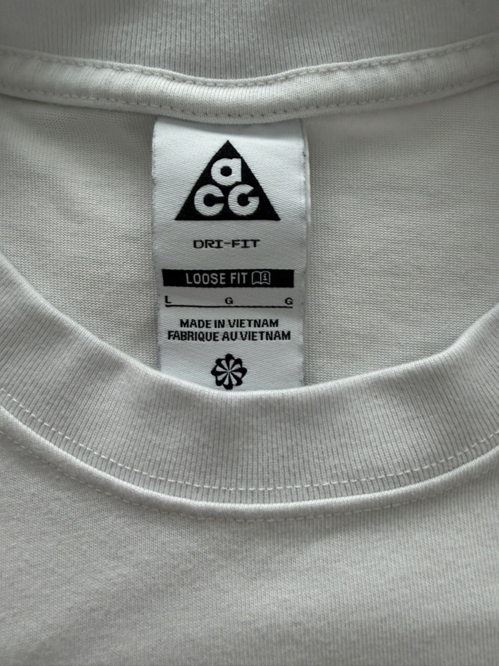 Nike ACG White Short-Sleeve Tee with Black Graphics - Picture 7 of 8